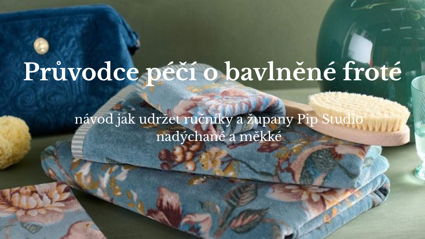 Modré froté ručníky a osušky Pip Studio s motivem květin a ptáčků vedle kosmetické taštičky s textem Průvodce péčí o bavlněné froté
